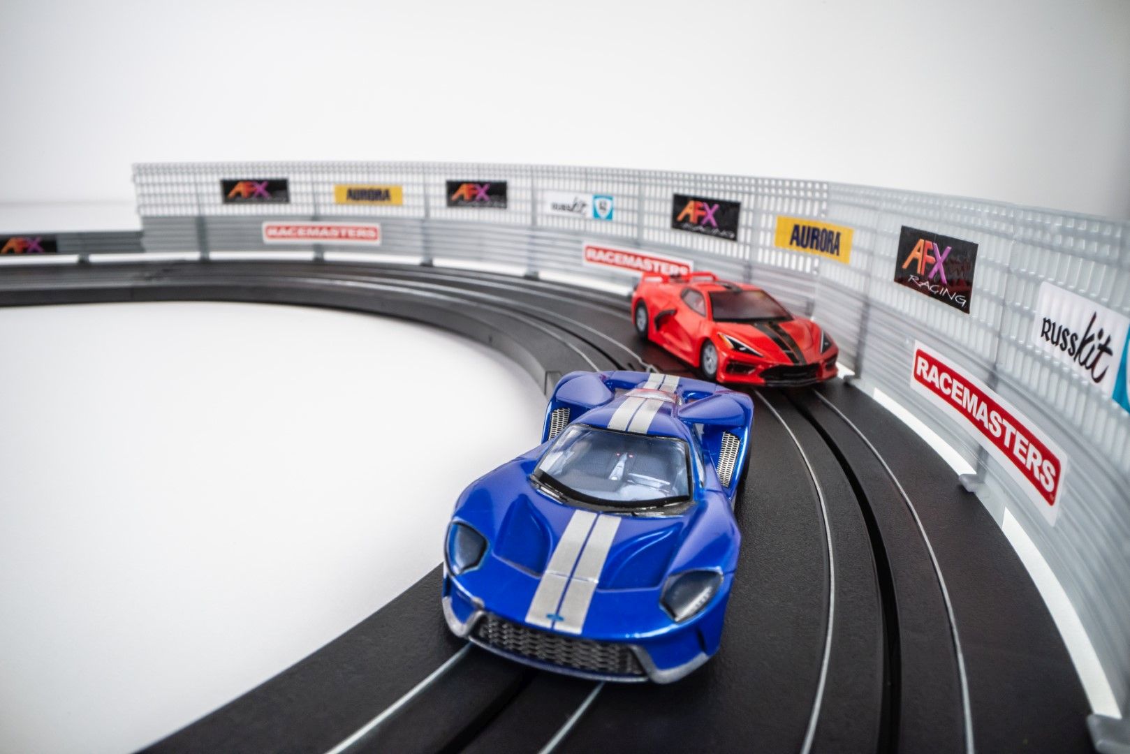 AFX22032	Super Cars HO Slot Car Set